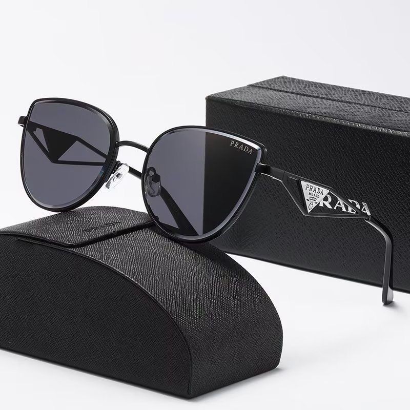 [Ships within 24 hours] Black-frame sunglasses with triangular logo — the ultimate accessory for a chic look and a slimmer-looking face! A summer essential 🕶️